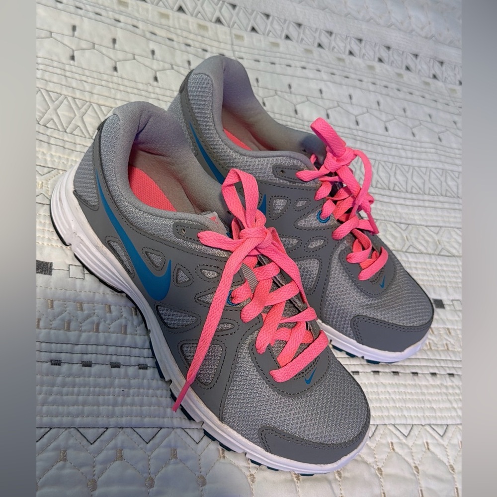 Nike Women's Gray and Pink Athletic Shoes - Picture 4 of 5